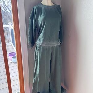 Velvet by Graham and Spencer green lounging outfit size s/xs nwt